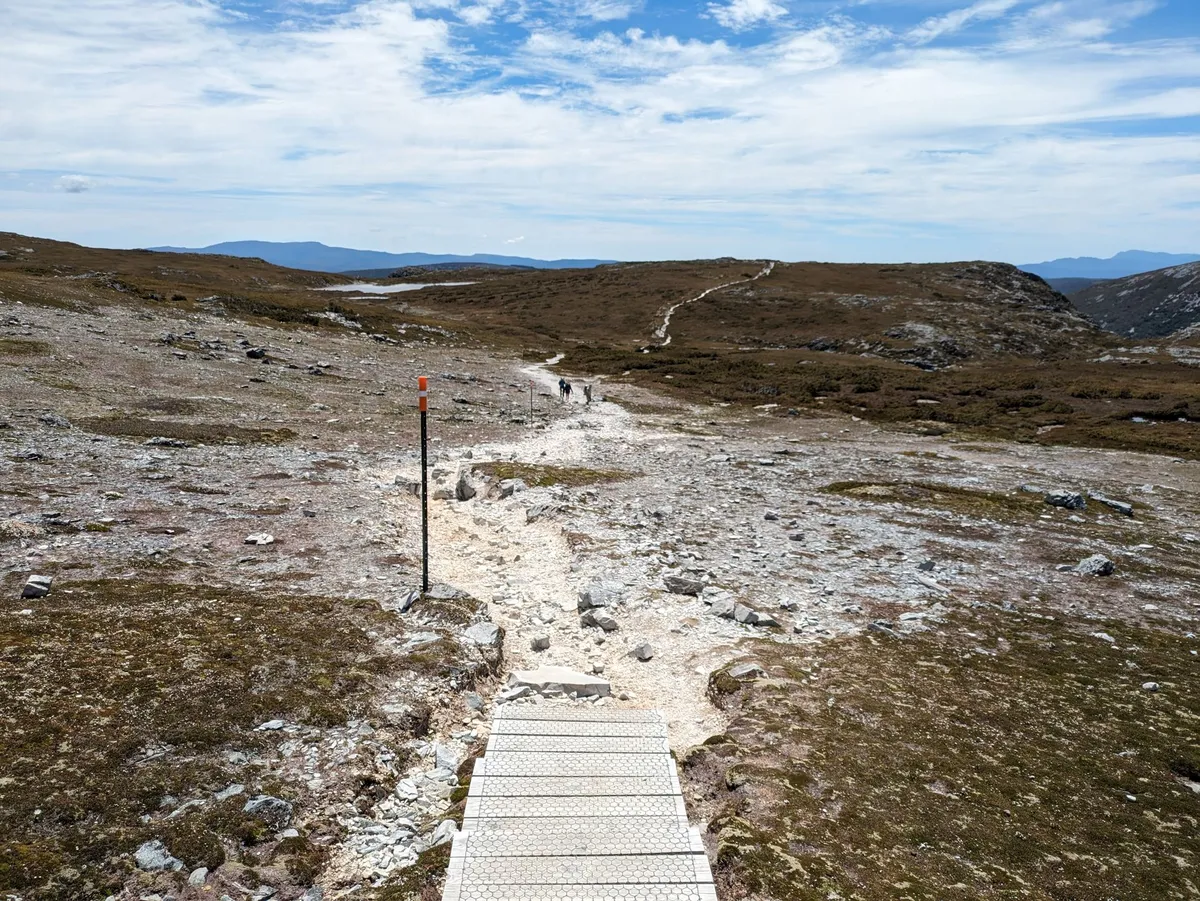 Plateau alpin et sentier sec sur petits cailloux clairs