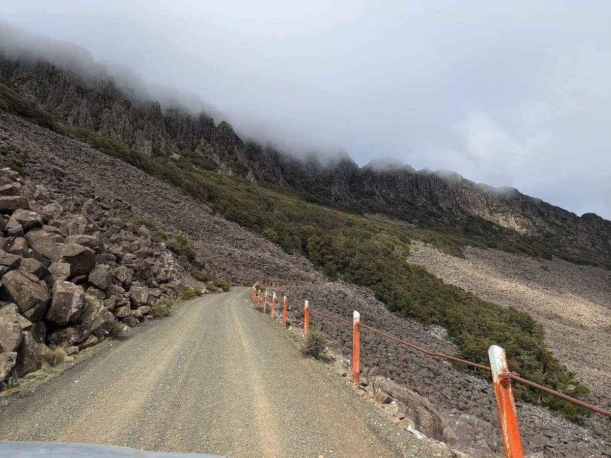 Route étroite et sinueuse en graviers