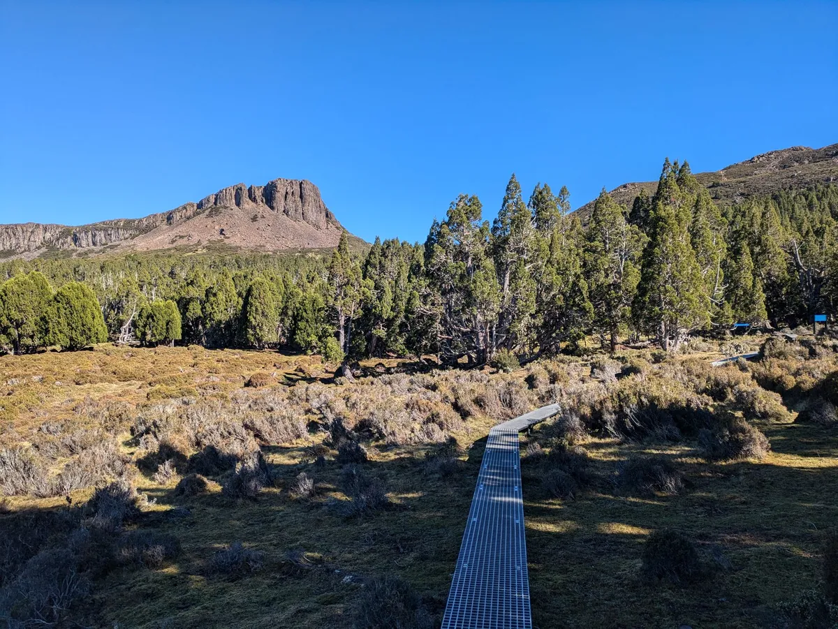 Sentier de randonnée, plaine et forêt
