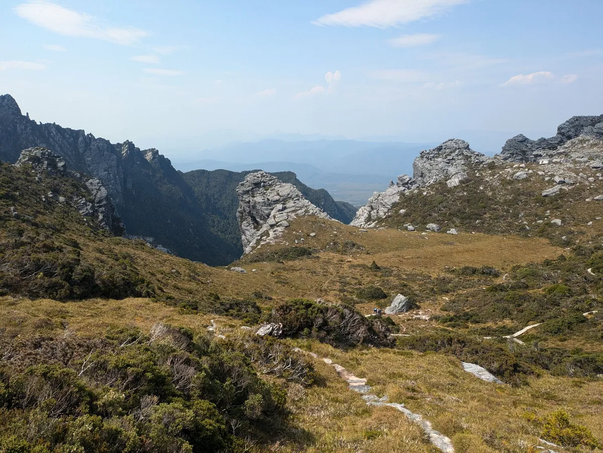 Rocher proéminentdevant une zone de campement