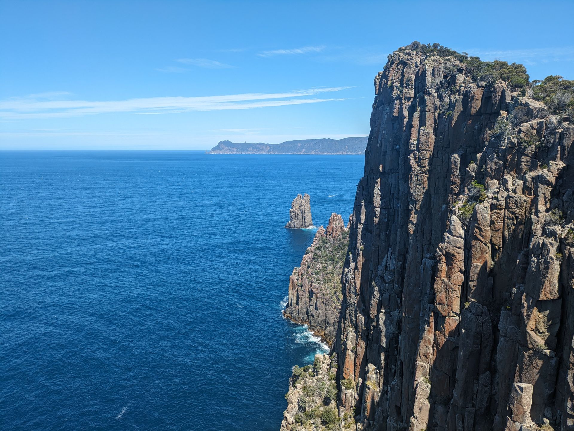 Condensé de falaises spectaculaires et de sentinelles de pierre défiant l'océan