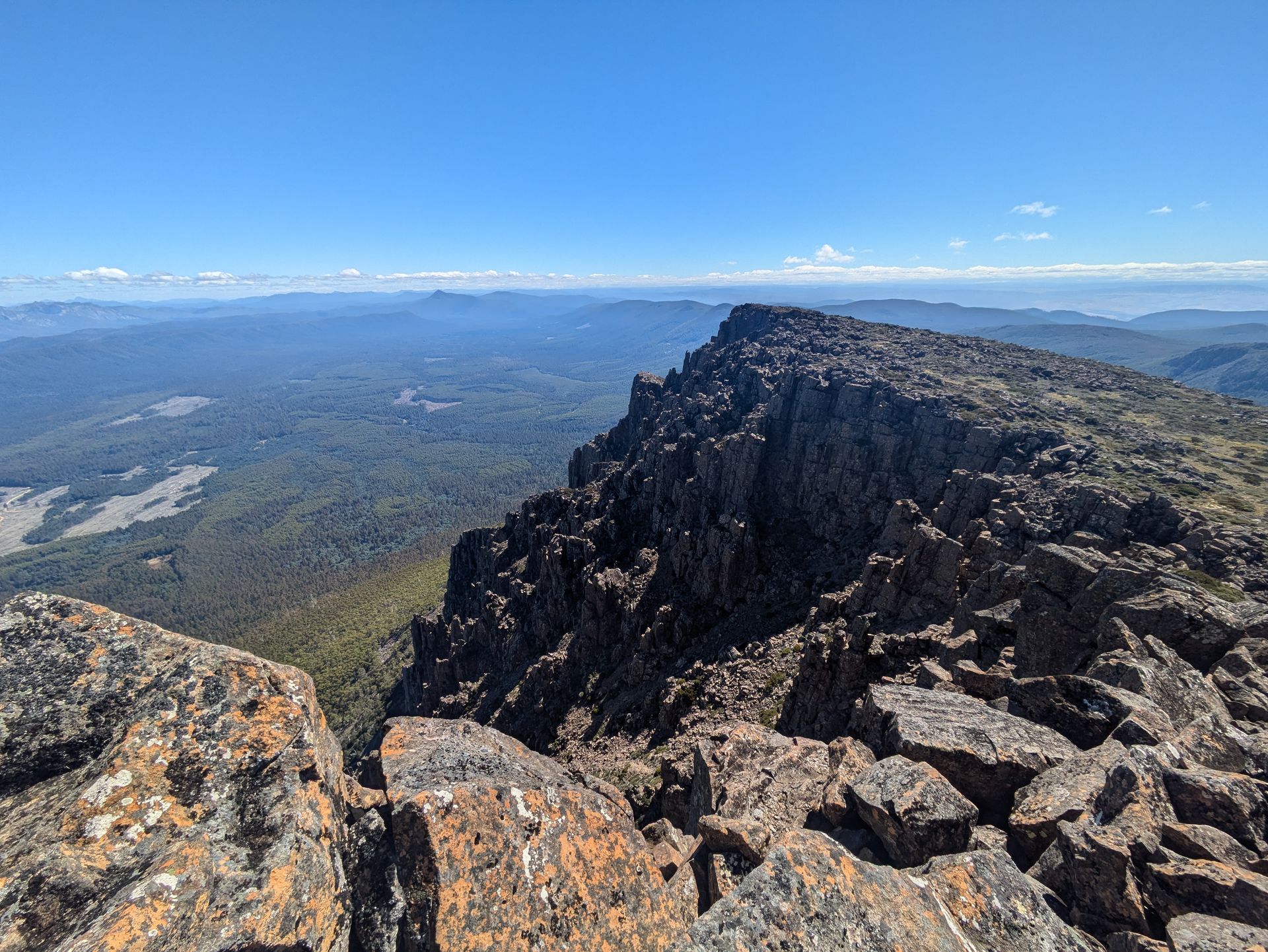 Bien plus impressionnant que son petit frêre à l'Est, Mount Field West est un vent de fraicheur alpine qu'il serait dommage de manquer.