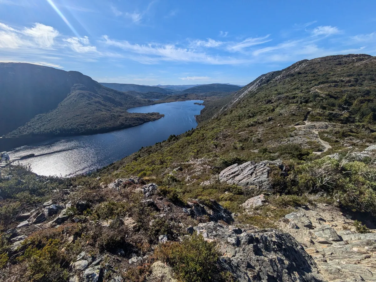 Paysage subalpin et grand lac en contrebas