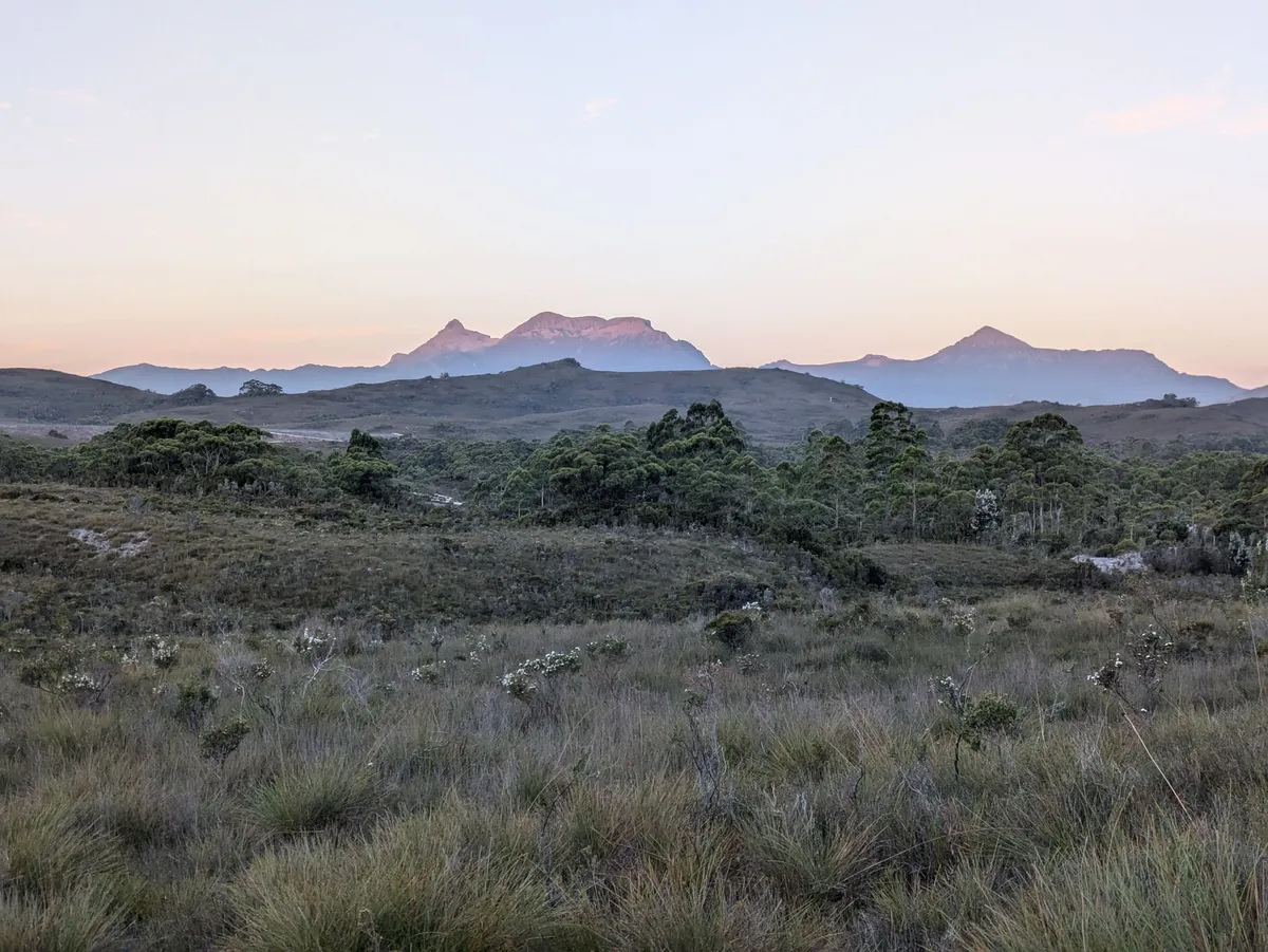 Vue lointaine sur le Mont Anne au coucher du soleil