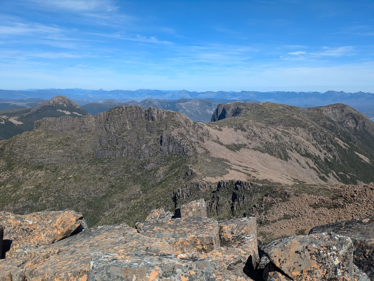 Vue sur le Mont Eliza, son plateau et les falaises de Dolérite d'Eve Peak