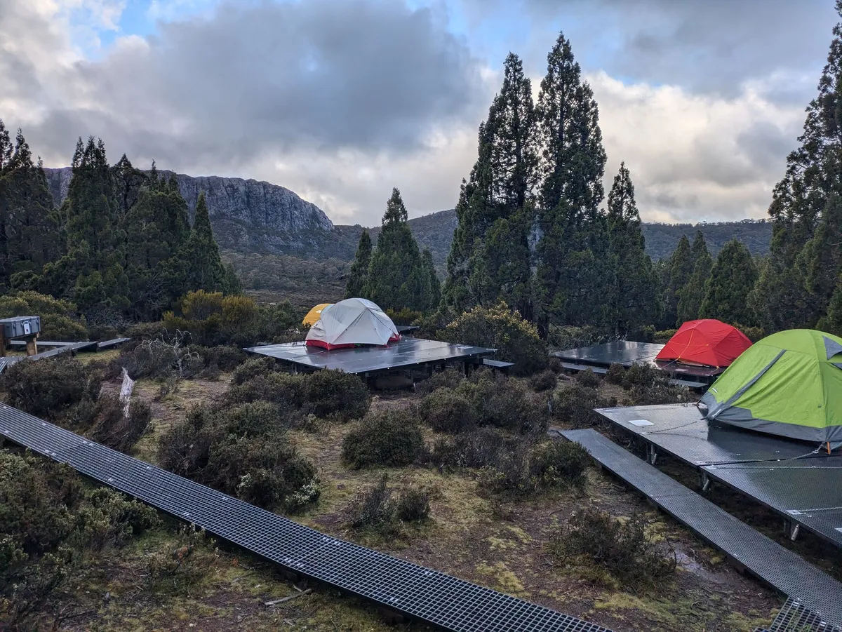 Tentes sous la pluie