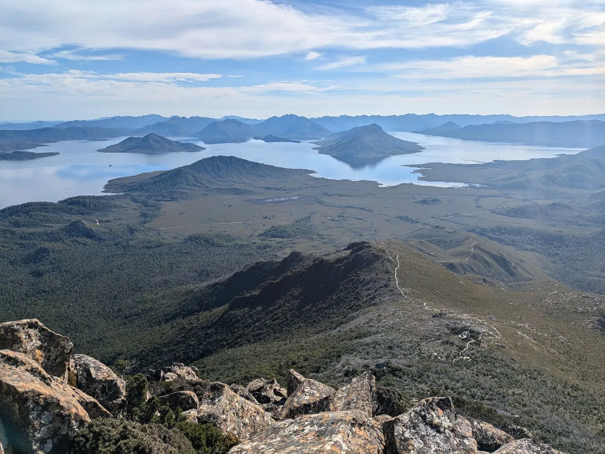 Epaule du Mount Anne avec vue sur le Lac Pedder en arrière-plan