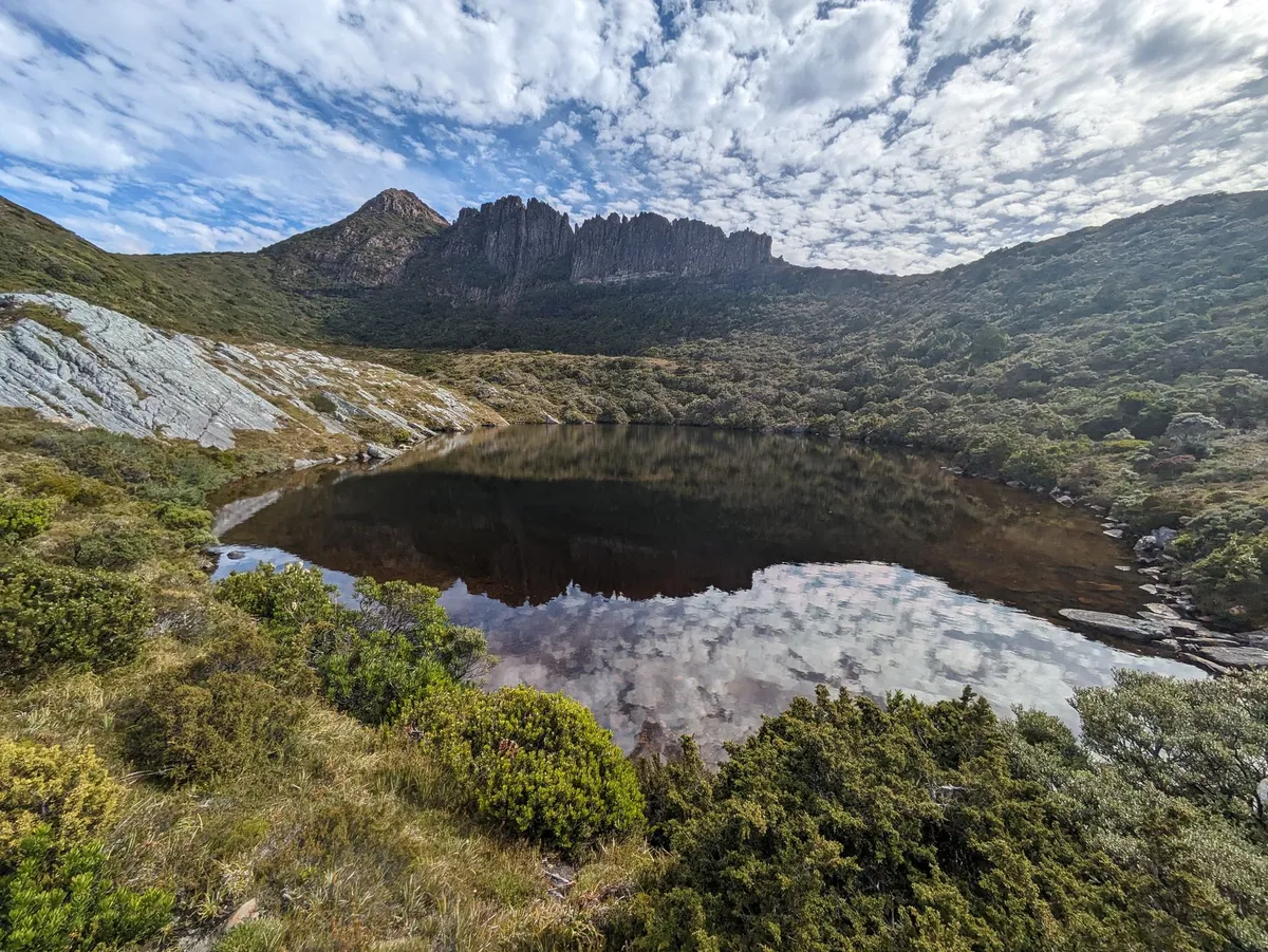 Tarn et falaises en arrière-plan