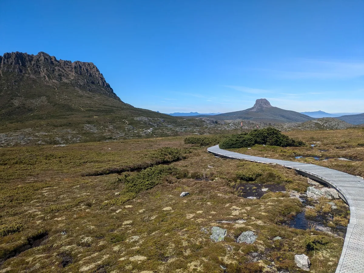 Chemin en bois sur un plateau alpin, Barn Bluff en arrière-plan