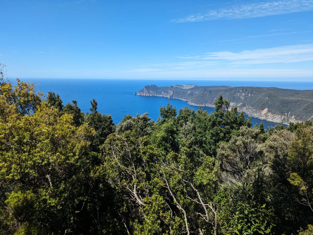 Vue lointaine sur Cape Pillar et Tasman Island