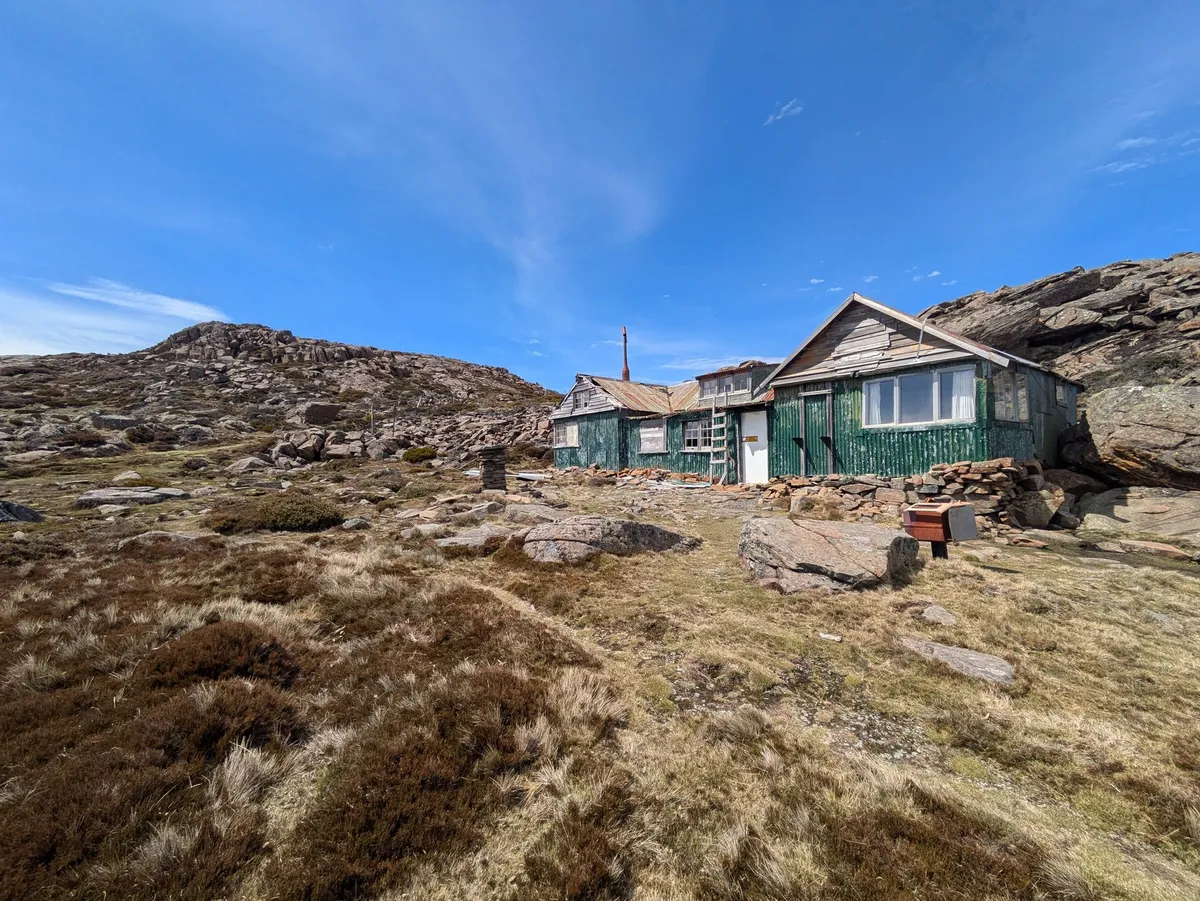 Cabane verte au milieu de la montagne