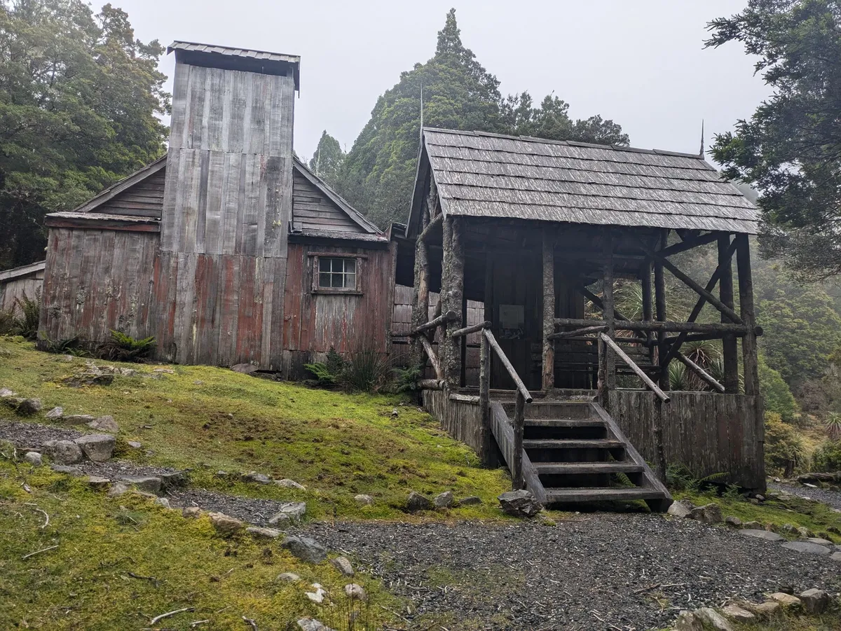Chalet de montagne dans la brume