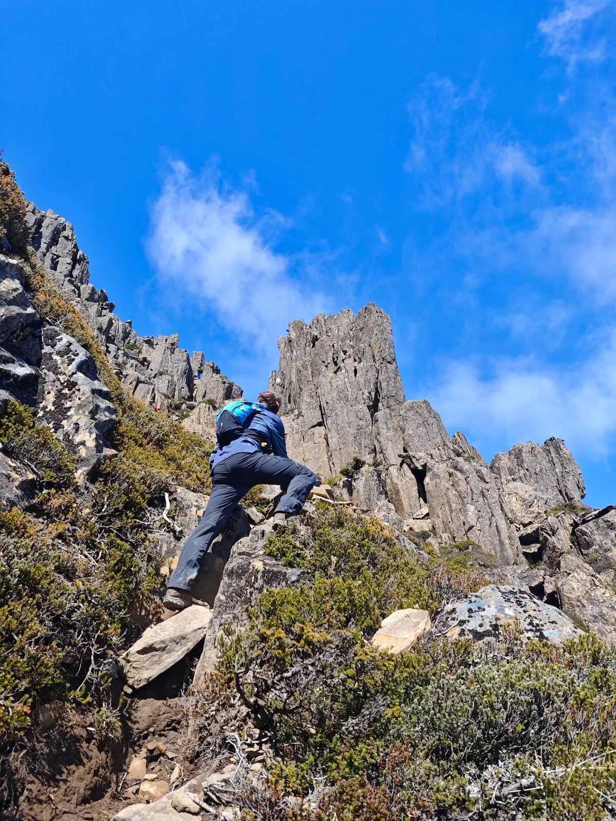 Personne qui escalade des rochers dans la montée de Barn Bluff