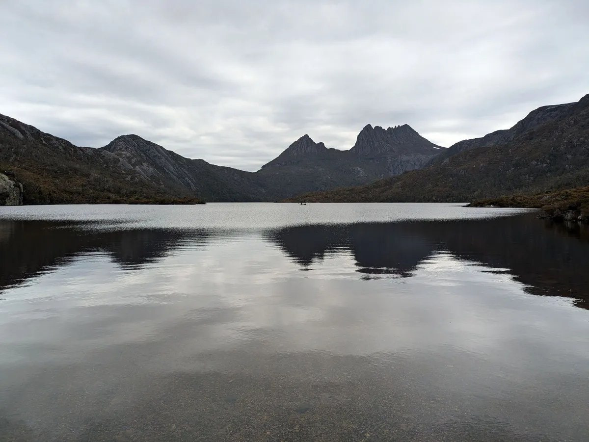 Grand lac avec une montagne sombre en arrière-plan