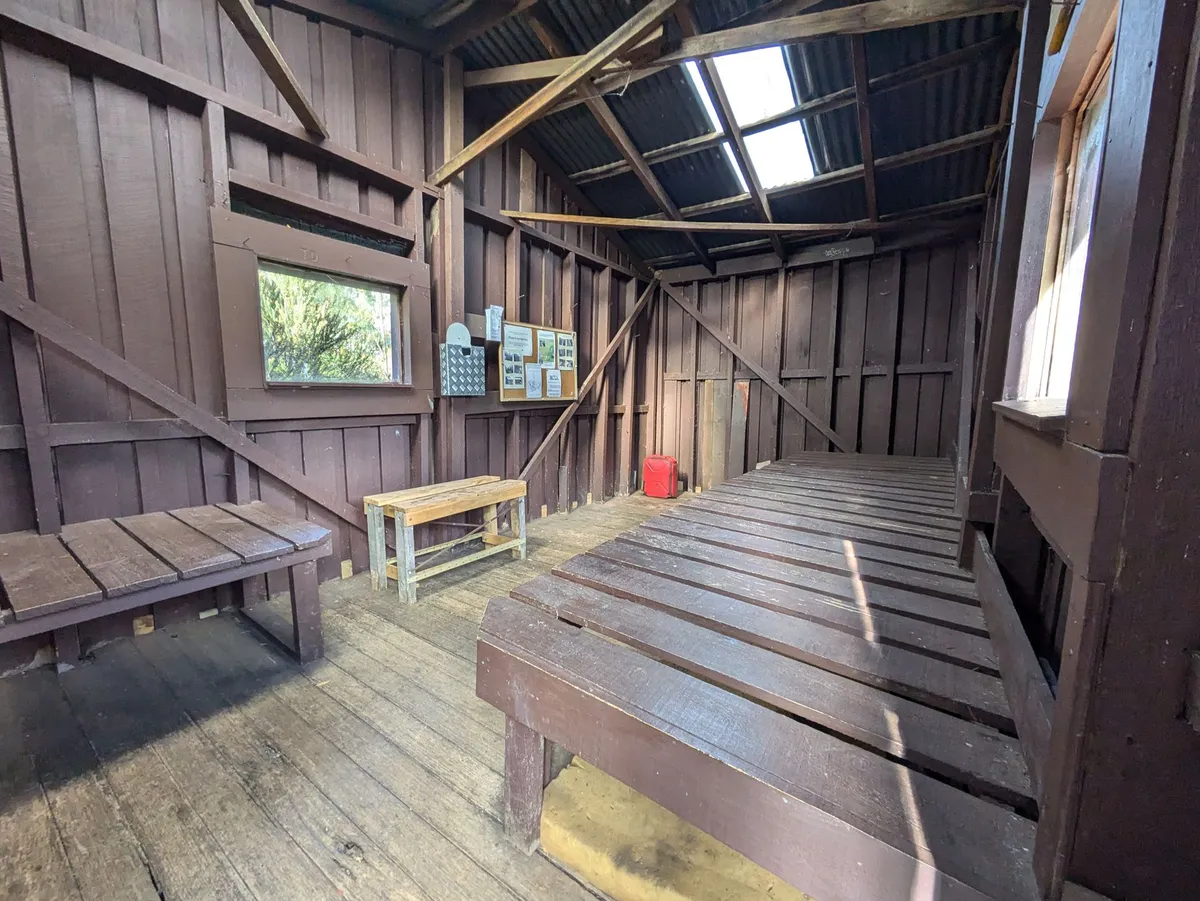 Intérieur d'un vieux refuge de montagne