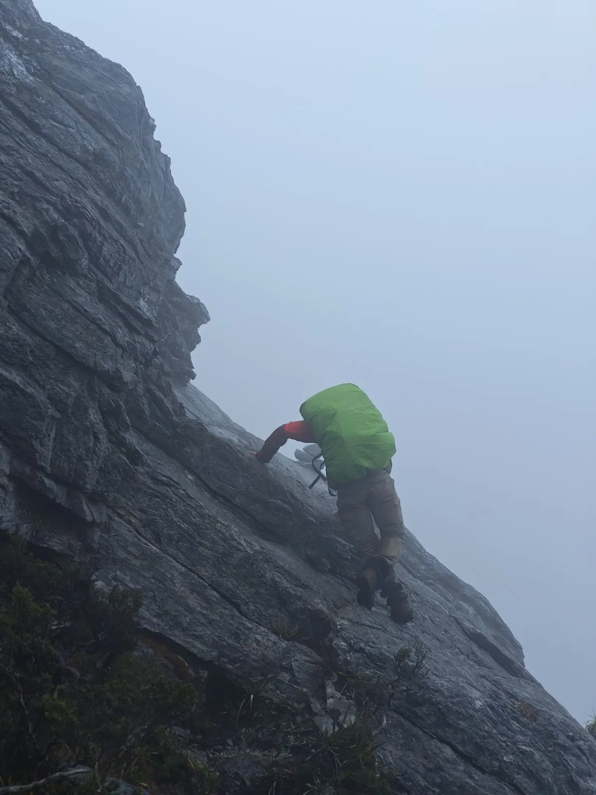 Passage de randonnée exposé au vide dans la brume