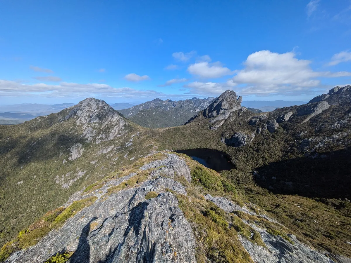 Sentier de randonnée sur une arête de montagne