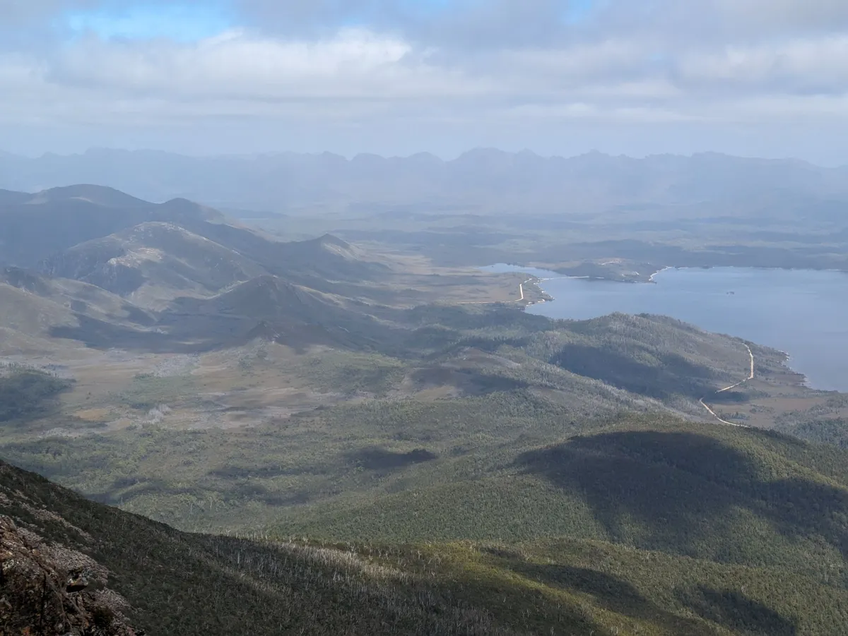 Vue sur le lac Pedder et les Western Arthurs