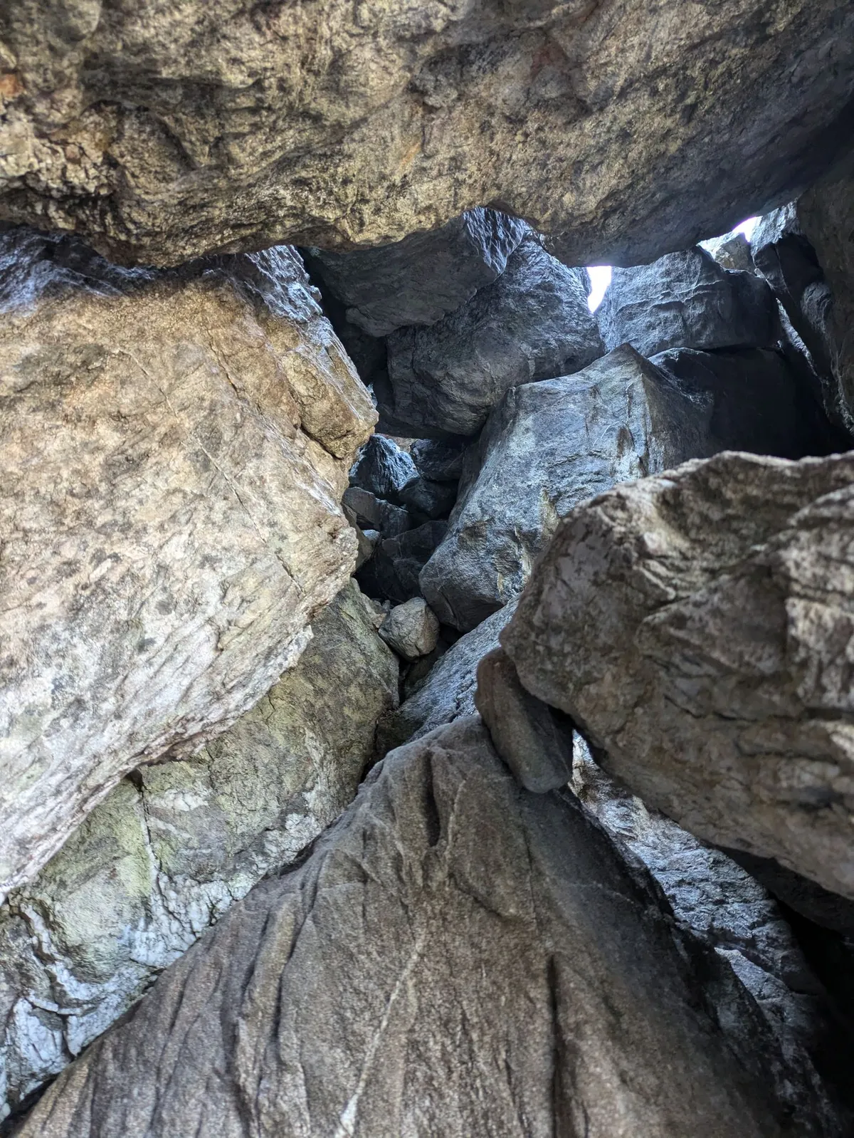 Passage étroit sous les rochers