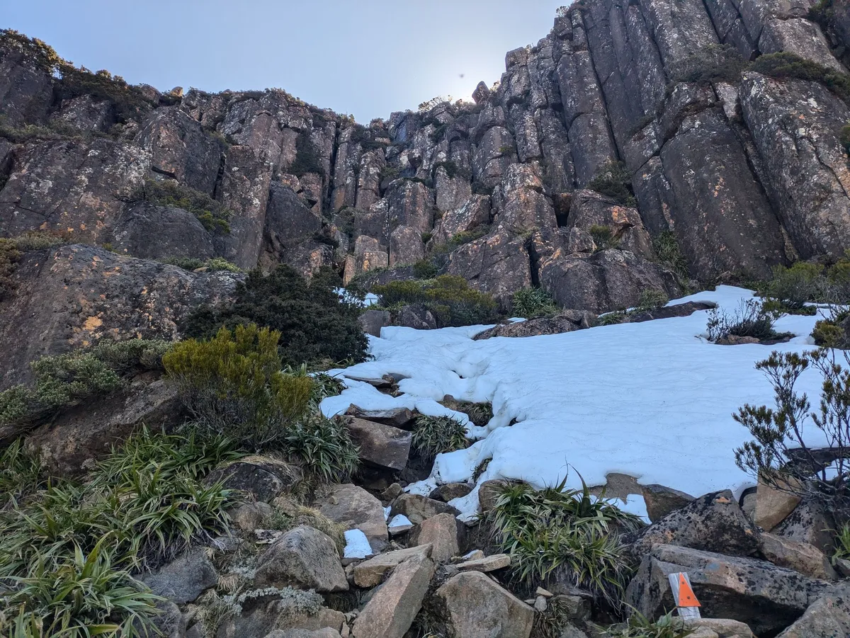 Montagne avec un sentier raide recouvert de neige