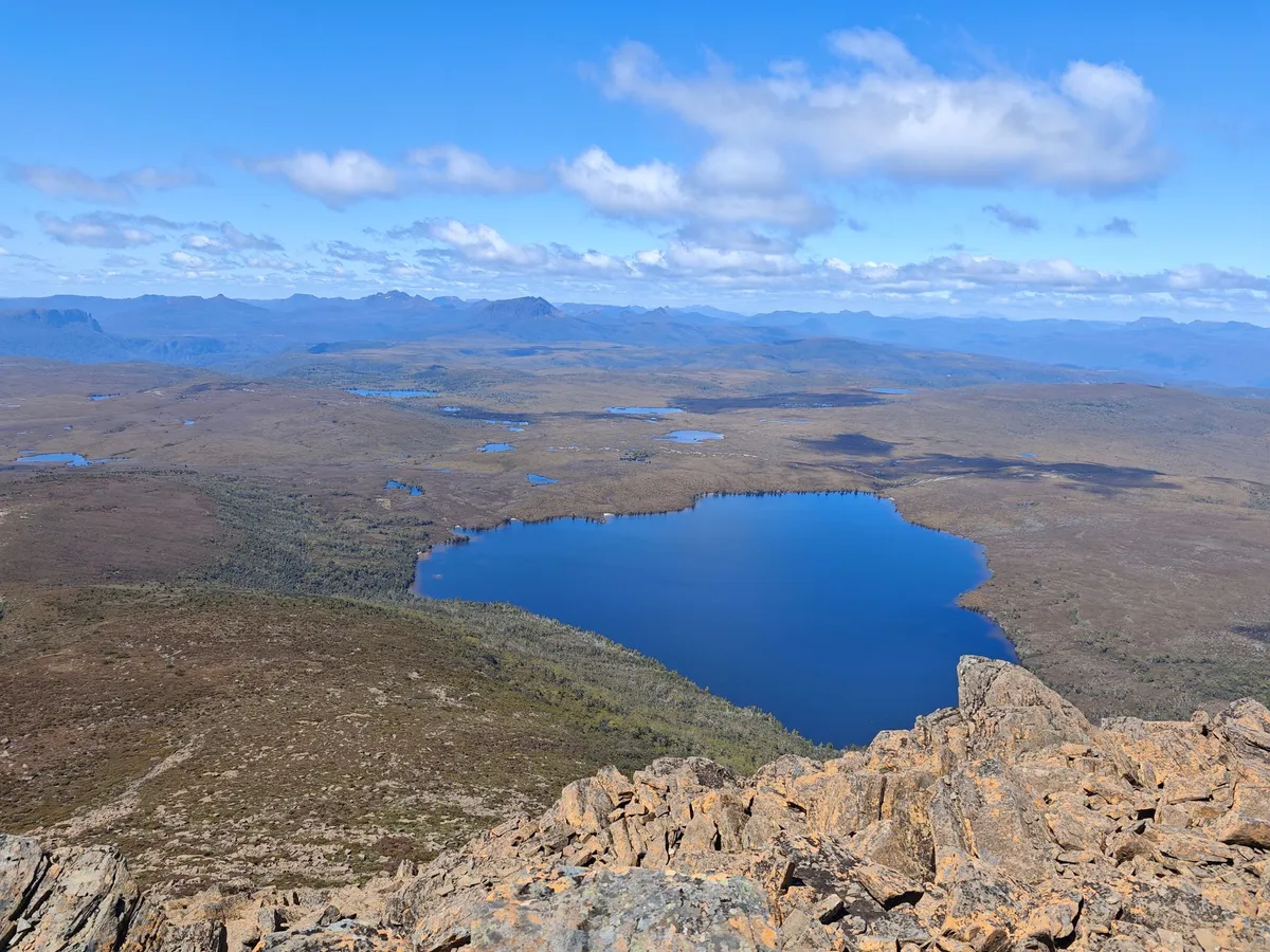 Panorama de lacs et de sommets montagneux