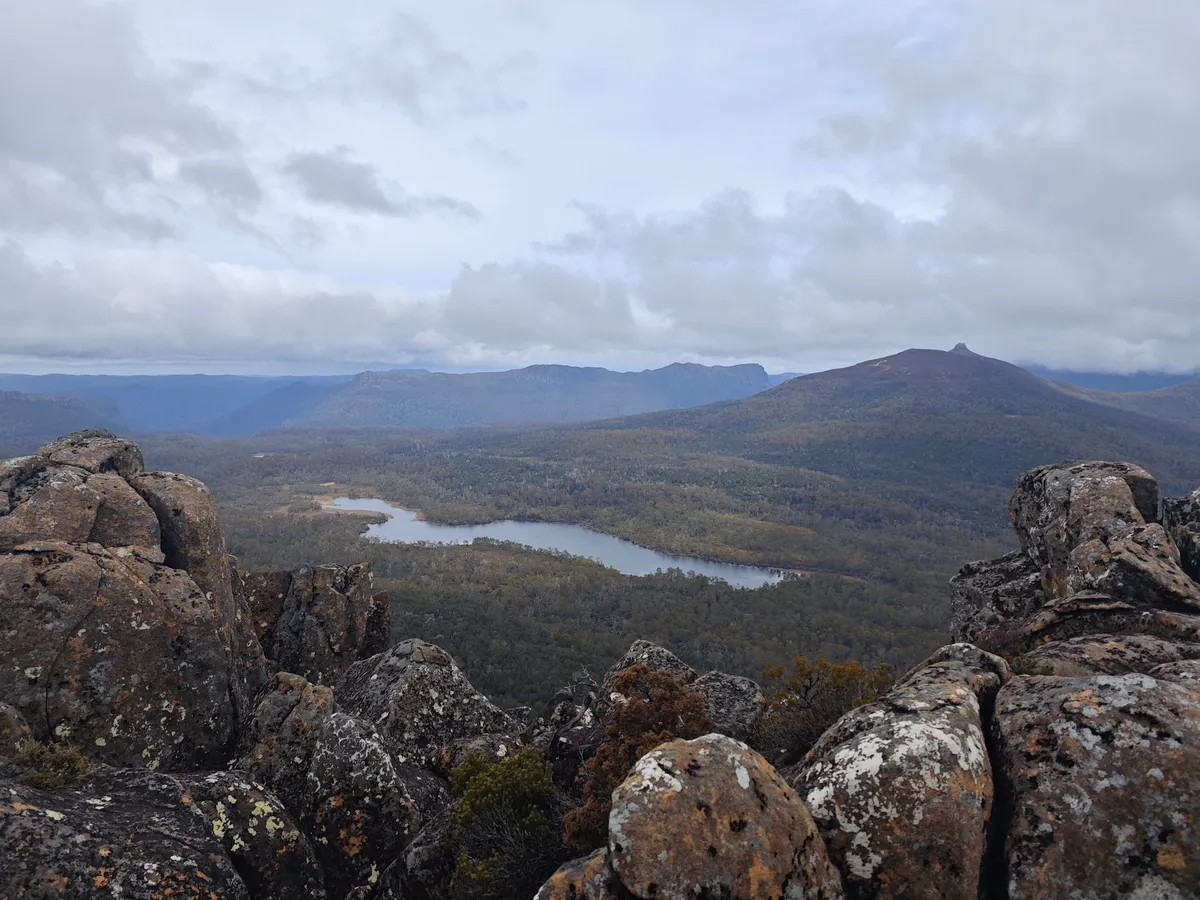 Paysage de montagne et un lac au centre