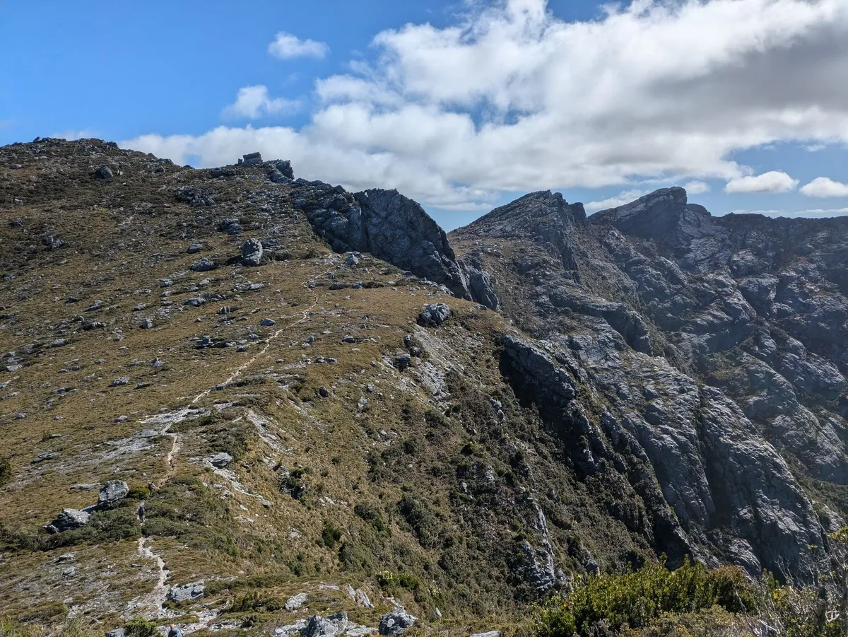 Sentier de randonnée sur un plateau à flanc de montagne
