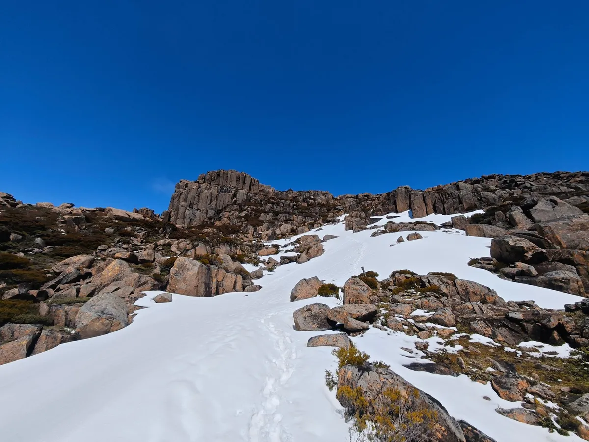 Section enneigée au sommet d'une montagne