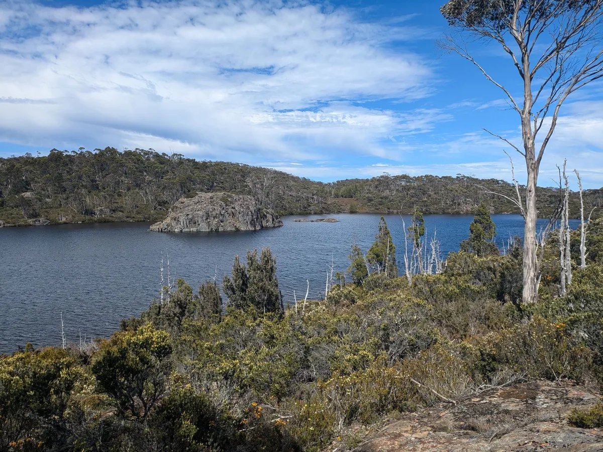 Ile rocheuse au milieu du lac Ball