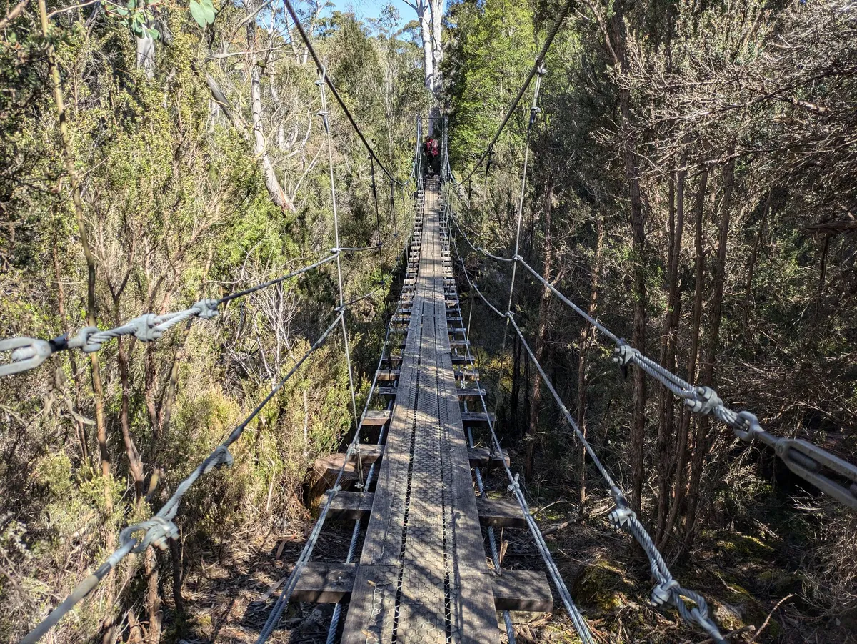 Passerelle en bois au dessus d'une rivière