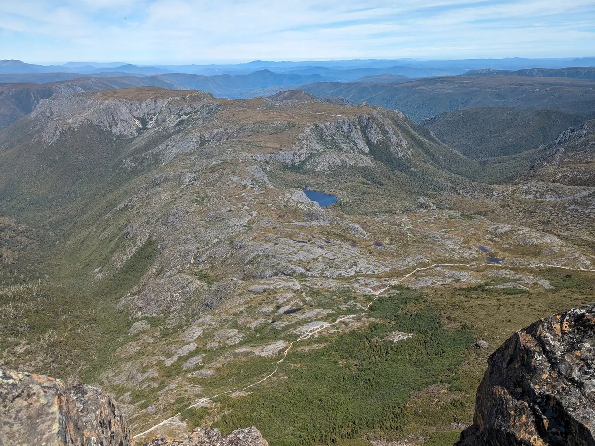 Paysage de montagne, vue plongeante du haut de falaises