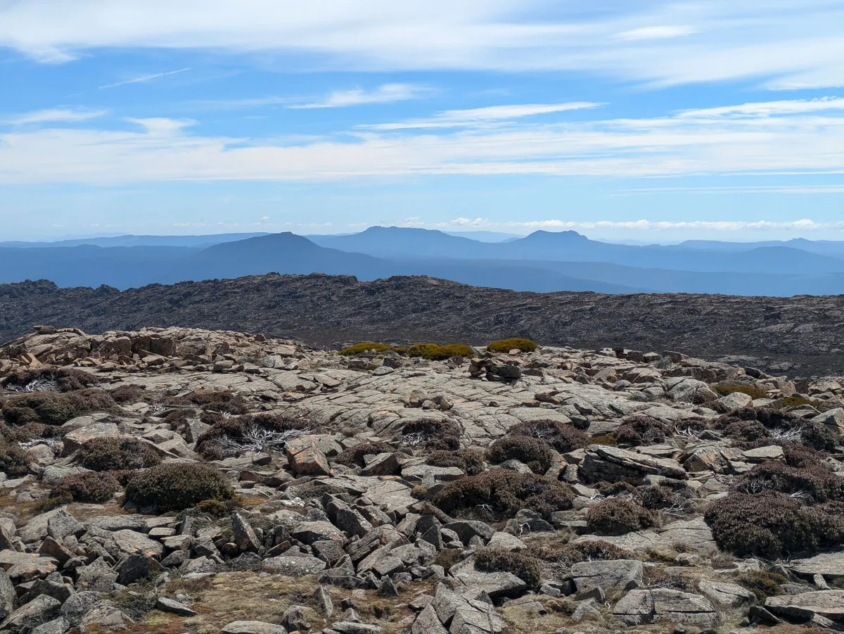 Plateau montagneux et sommets en arrière-plan
