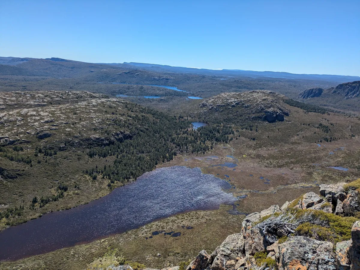 De nombreux lacs sur un pleateau en altitude