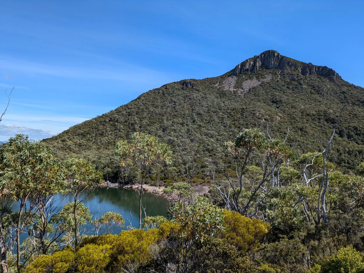 Lac au pied d'une montagne
