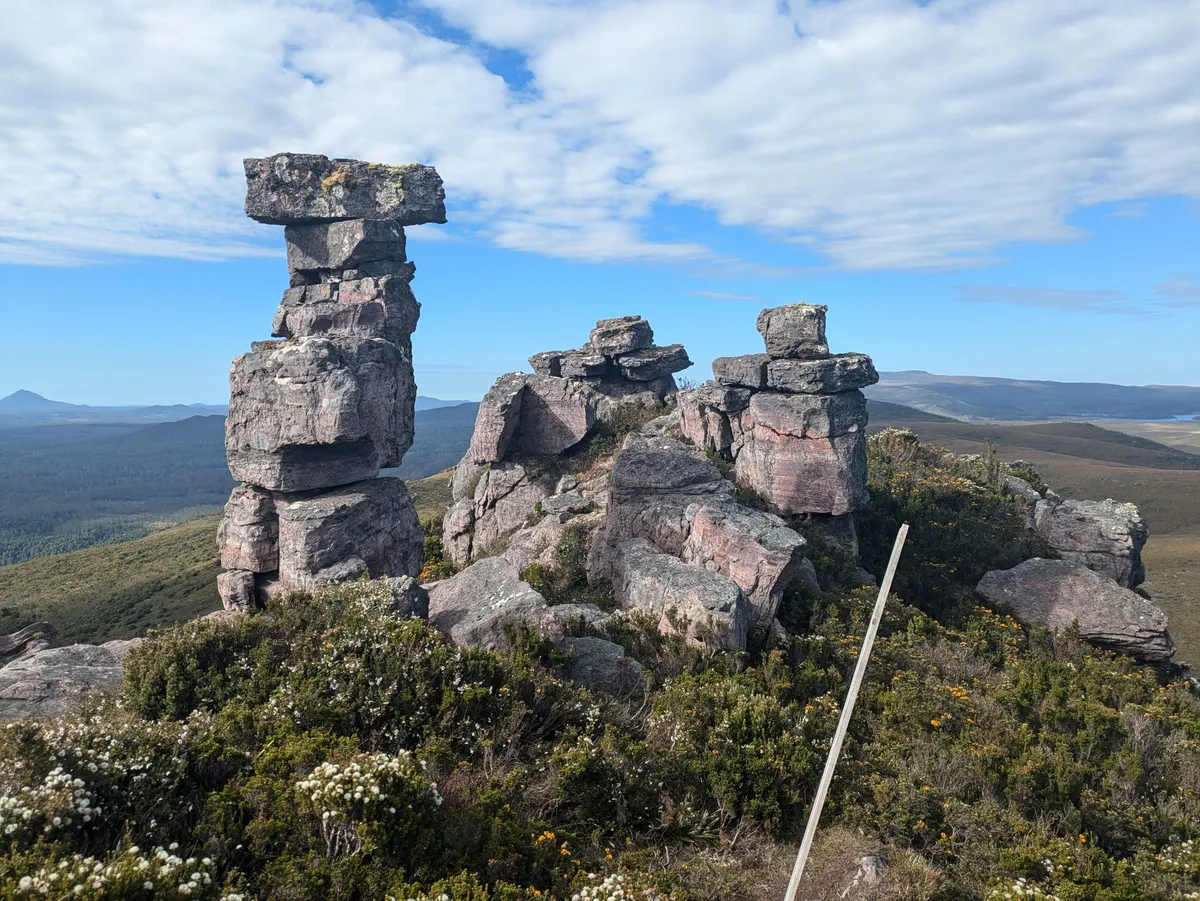 Trois colonnes de rochers superposés