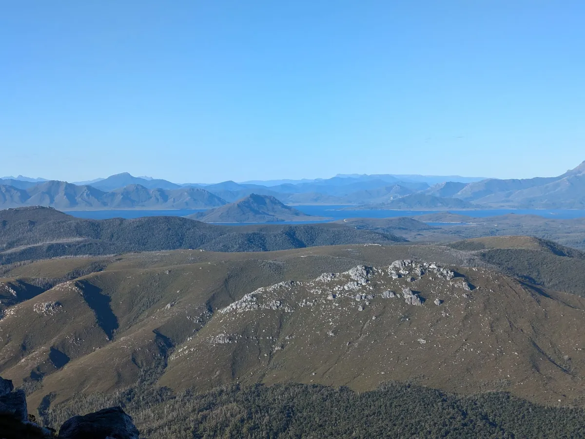 Vue sur le lac Pedder et le Southwest national Park