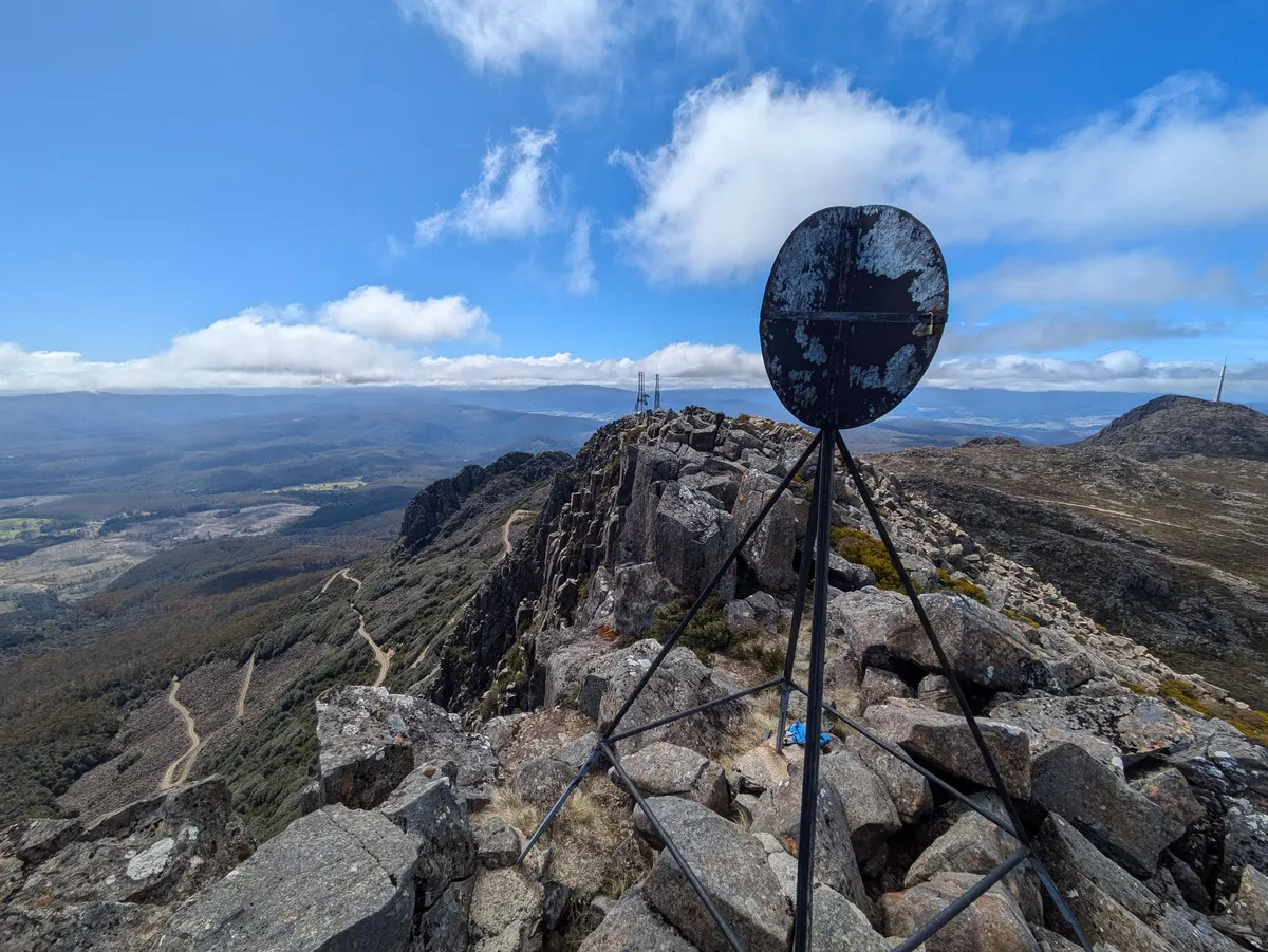 Arete rocheuse et route sinueuse en contrebas