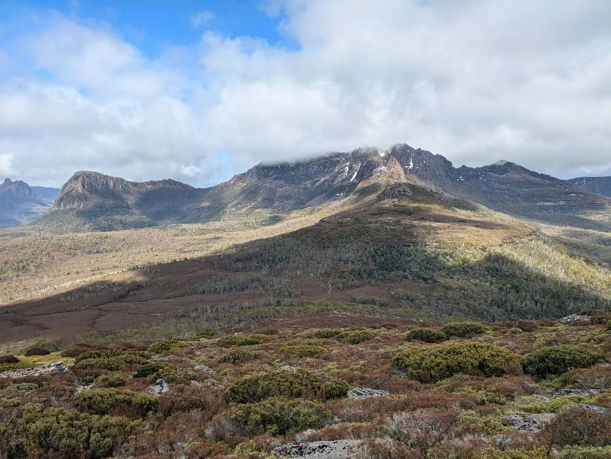 Paysage de montagnes dont le sommet est dans la brume