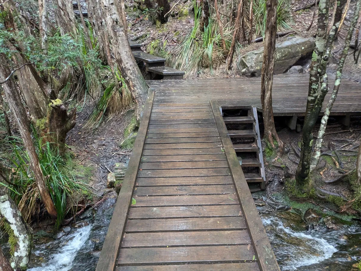 Passerelle en bois traversant une rivière
