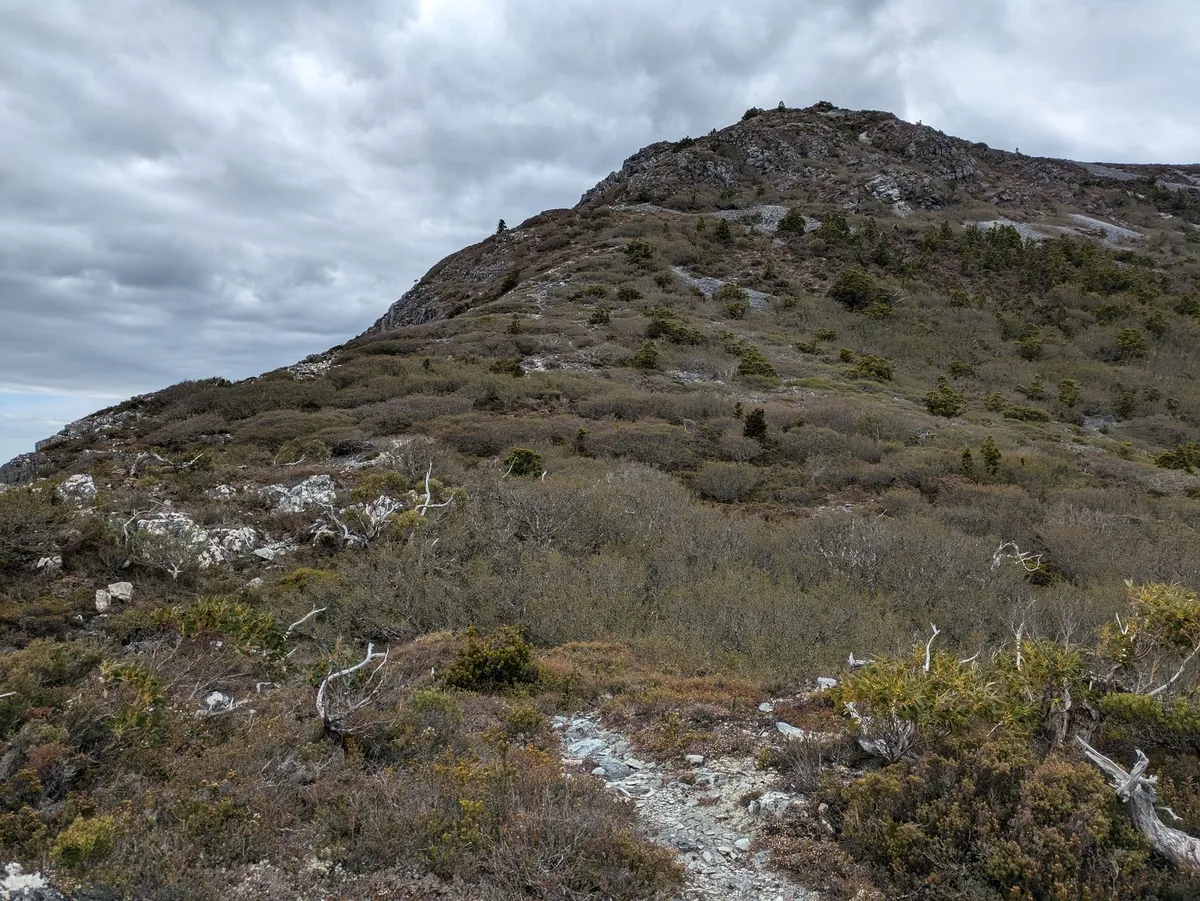 Sommet montagneux sur fond nuageux