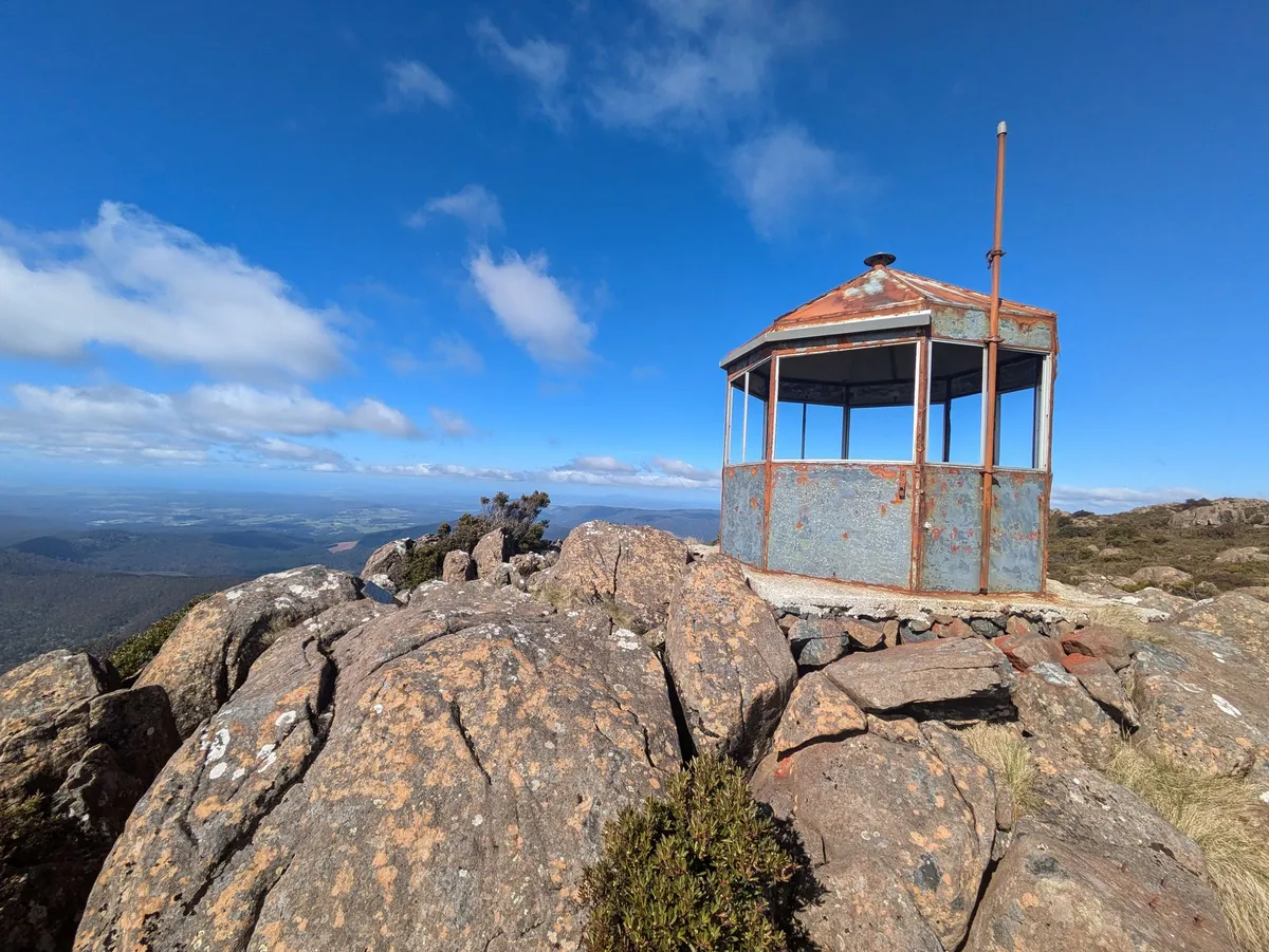 Kiosque en métal en haut d'une montagne