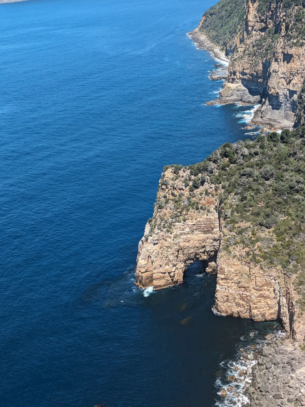 Arche rocheuse au dessus de l'eau