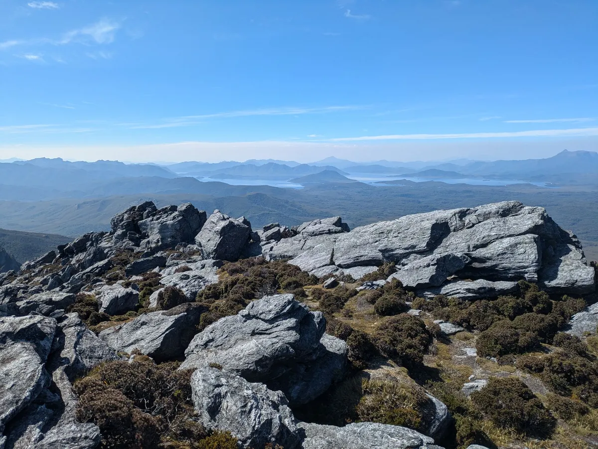 Vue sur le lac Pedder depuis le sommet du Mont Orion