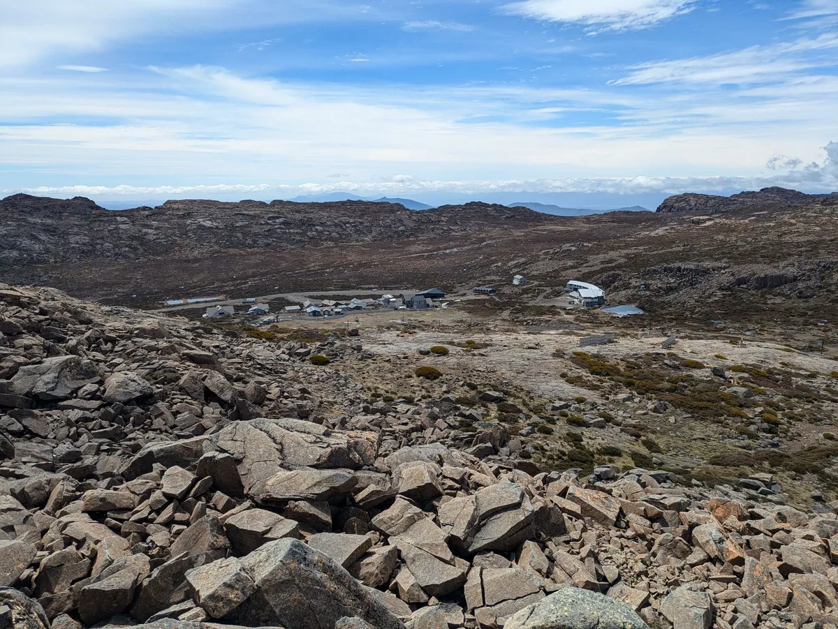 Route sinueuse en graviers dans la montagne