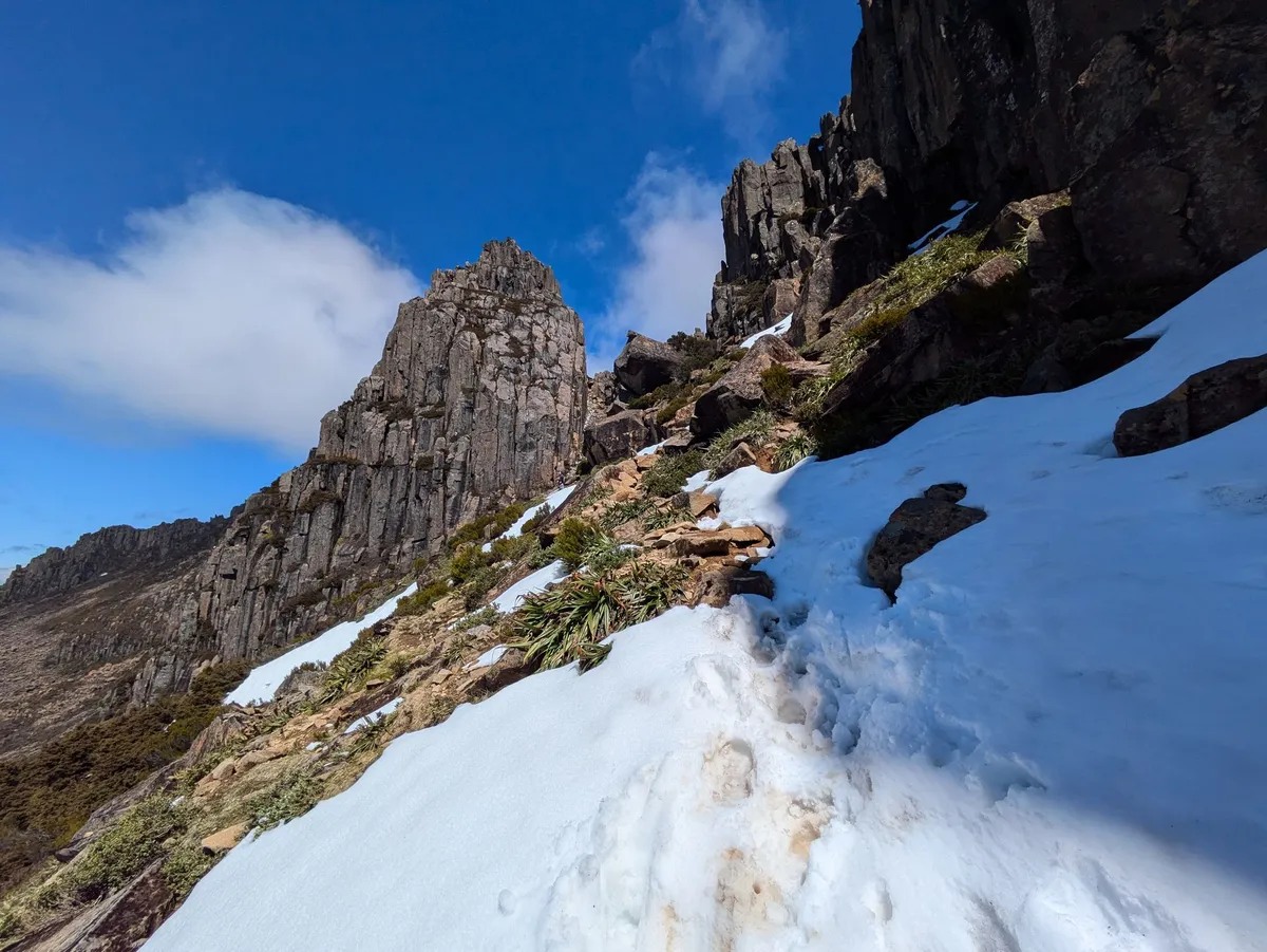 Passage enneigé dans la montagne