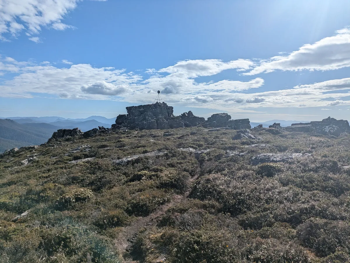 Poste de triangulation au sommet d'une montagne