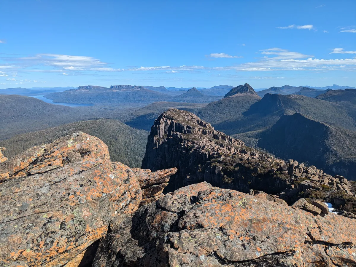 Panorama de sommets montagneux