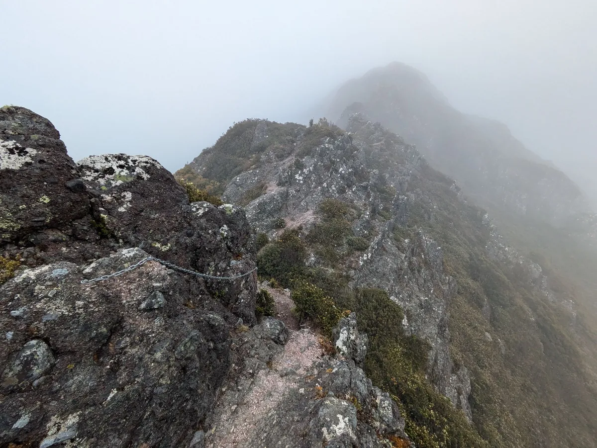 Arête montagneuse dans la brume