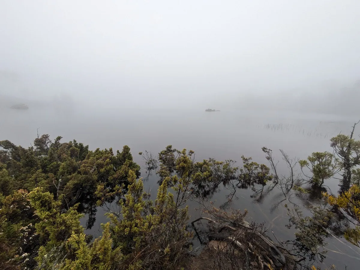 Lac dans le brouillard
