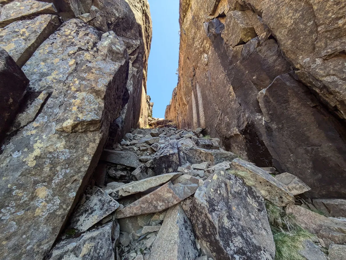 Chemin de roche dans une cheminée